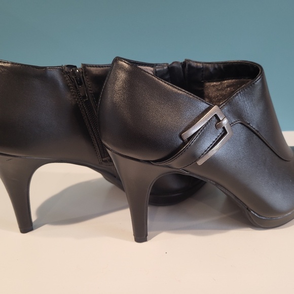 Naturalizer Black Bootie for Women size 10 - Picture 3 of 3